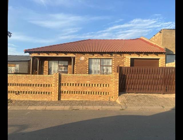 7 BEDROOM HOUSE FOR SALE IN ETHAFENI